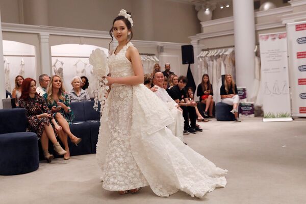 Modelo apresenta sua criação durante o 14º Concurso Anual de Vestidos de Noiva de Papel Higiênico em Nova York - Sputnik Brasil