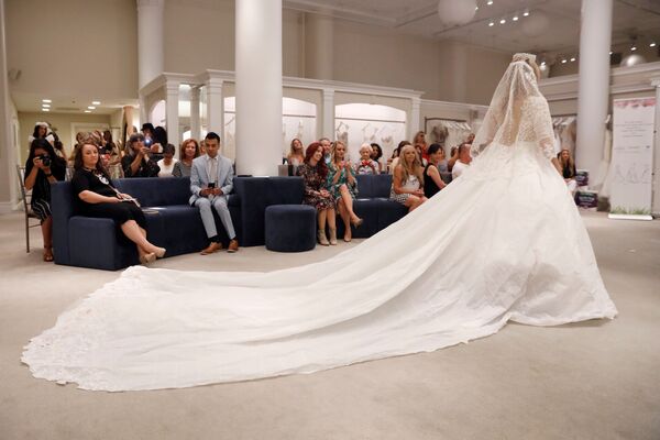 Modelos se apresentam durante o 14º Concurso Anual de Vestidos de Noiva de Papel Higiênico em Nova York - Sputnik Brasil