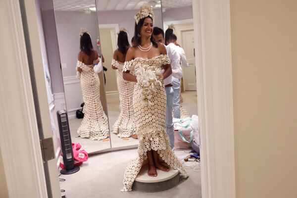 Modelo se prepara antes de sair ao palco durante o 14º Concurso Anual de Vestidos de Noiva de Papel Higiênico em Nova York - Sputnik Brasil