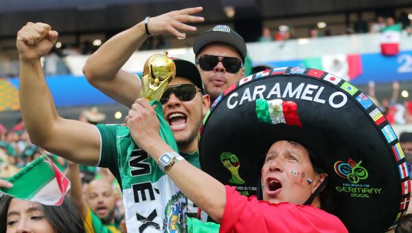 Mexico's fans celebrate team 1:0 victory in the World Cup Group F soccer match between Germany and Mexico at the Luzhniki stadium in Moscow, Russia, June 17, 2018 - Sputnik Brasil