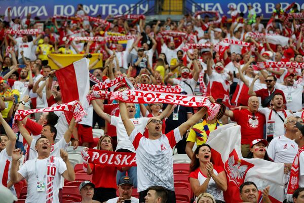 Torcedores poloneses fazem a festa em partida do Grupo H contra a Colômbia - Sputnik Brasil