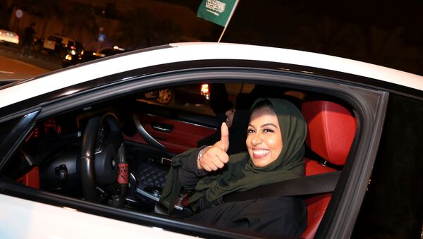 Mulher saudita comemora enquanto dirige seu carro pela vizinhança, em Al Khobar. - Sputnik Brasil