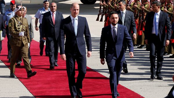 Britain's Prince William and Jordan's Crown Prince Hussein bin Abdullah II review the honour guard in Amman, Jordan, June 24, 2018 - Sputnik Brasil