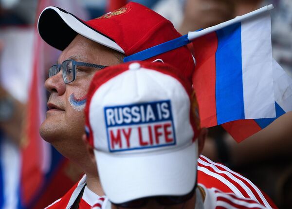 Torcedores russos empurram a seleção apesar da derrota para o Uruguai em Samara - Sputnik Brasil
