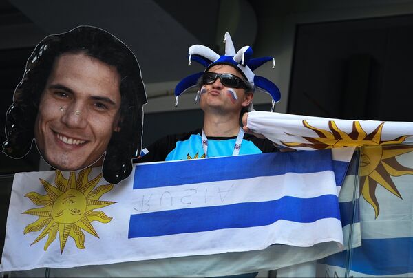 Torcedor do Uruguai exibe imagem do atacante uruguaio Edinson Cavani, autor de um dos gols da vitória por 3 a 0 sobre a Rússia em Samara - Sputnik Brasil