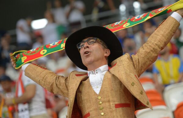 Torcedor apoiando Portugal no empate por 1 a 1 com o Irã, que garantiu os portugueses na próxima fase da Copa do Mundo - Sputnik Brasil