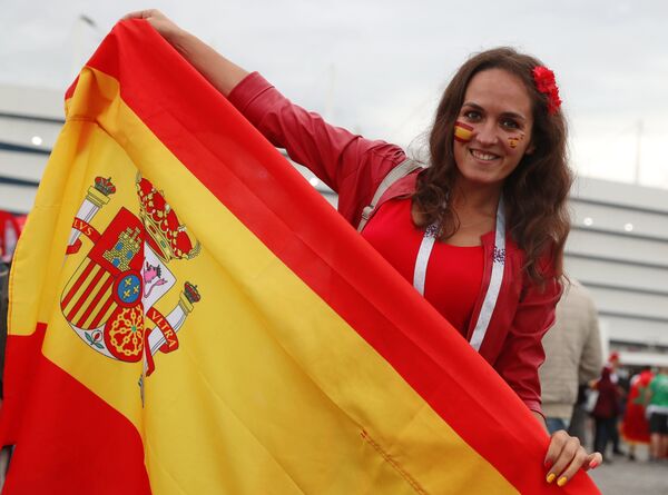 Torcedora exibe bandeira espanhola antes do jogo entre Espanha e Marrocos em Kaliningrado - Sputnik Brasil