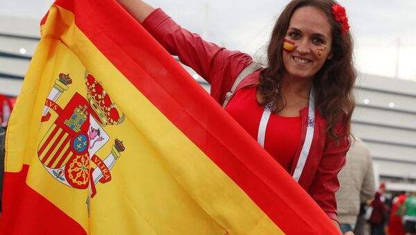 Torcedora exibe bandeira espanhola antes do jogo entre Espanha e Marrocos em Kaliningrado - Sputnik Brasil