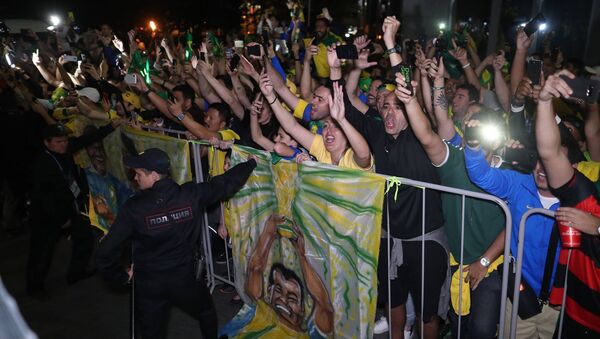 Torcedores brasileiros fazem festa em Moscou para receber seleção - Sputnik Brasil