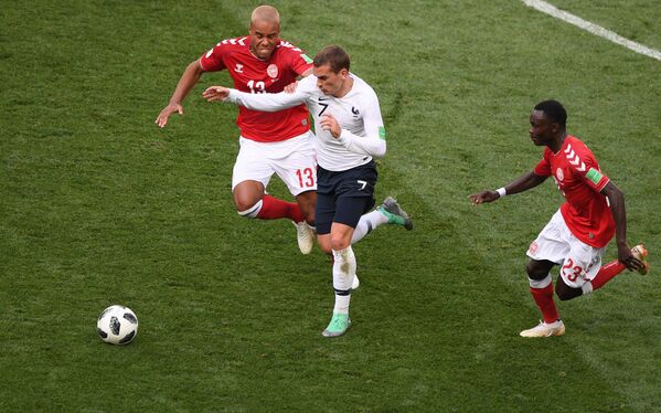 Atacante francês Antoine Griezmann partindo com a bola durante o jogo contra a Dinamarca em Moscou - Sputnik Brasil