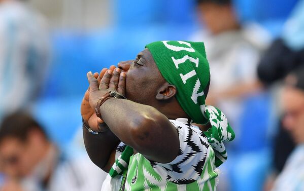 Torcedor nigeriano antes do jogo decisivo entre Nigéria e Argentina pelo grupo D em São Petersburgo - Sputnik Brasil