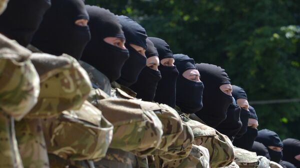 Combatentes do batalhão Azov prestam juramento em Kiev antes de serem enviados a Donbass, julho de 2014 - Sputnik Brasil
