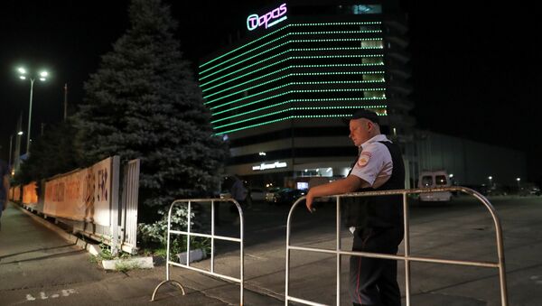 Segurança bloqueia a entrada do hotel Topos na cidade anfitriã da Copa do Mundo de Rostov-on-Don, Rússia, em 26 de junho de 2018. Testemunhas da Reuters no local disseram ter sido informadas pela polícia de que haviam sido evacuadas devido a uma ameaça de bomba. - Sputnik Brasil