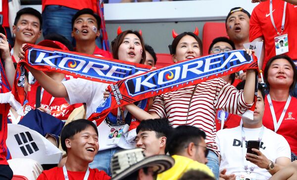 Torcedores sul-coreanos comemoram vitória contra a Alemanha - Sputnik Brasil