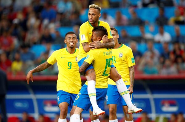 Neymar e Paulinho comemoram primeiro gol do Brasil - Sputnik Brasil