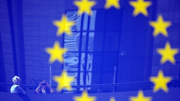 Turistas e logo da União Europeia em Bruxelas, Bélgica - Sputnik Brasil