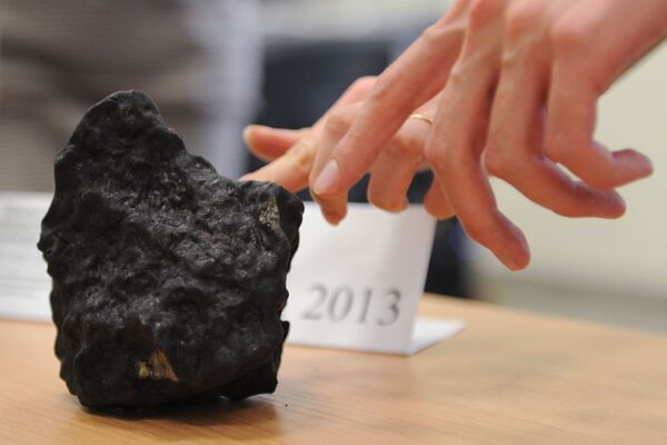 Fragmento do meteorito de Chelyabinsk que caiu na Rússia em 15 de fevereiro de 2013 - Sputnik Brasil