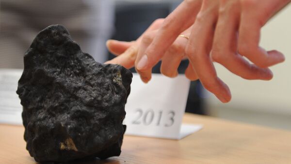 Fragmento do meteorito de Chelyabinsk que caiu na Rússia em 15 de fevereiro de 2013 - Sputnik Brasil