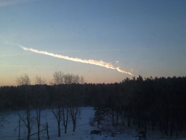 Traço deixado por meteorito quando caía na região de Chelyabinsk, Urais - Sputnik Brasil