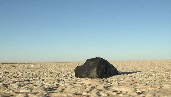 Fragmento de um meteorito no deserto de Rub al-Khali, Emirados Árabes Unidos (imagem referencial) - Sputnik Brasil