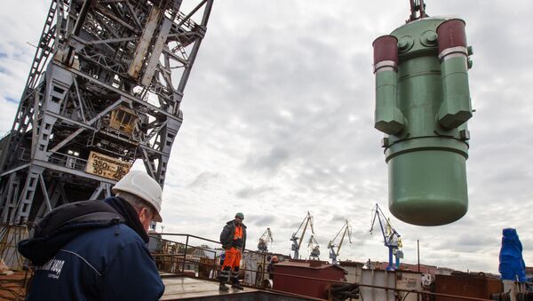 Um dos dois blocos geradores de vapor que fazem parte do reator RITM-200 durante a sua instalação no quebra-gelo Arktika do projeto 22220 - Sputnik Brasil