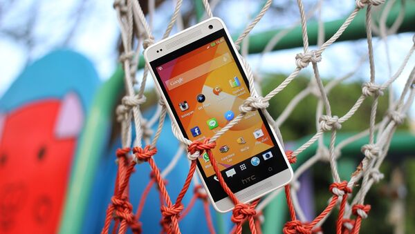 Um smartphone com sistema operacional Android - Sputnik Brasil