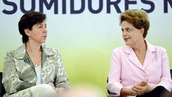 Presidenta do Brasil, Dilma Rousseff, com a ministra do Desenvolvimento Social e Combate à Fome, Tereza Campello, durante cerimônia de lançamento do Plano Nacional de Defesa Agropecuária - Sputnik Brasil