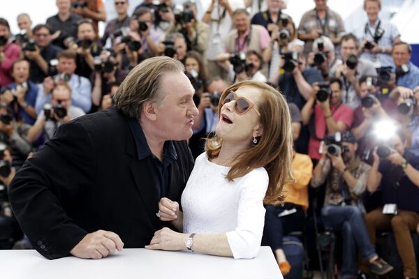 Atores franceses Gérard Depardieu e Isabelle Huppert durante uma sessão fotográfica no 68 Festival Internacional de Cinema em Cannes, França, em 22 de maio de 2015. - Sputnik Brasil