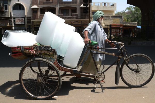 Morador de Amritsar (Índia) transporta gelo em 27 de maio de 2015, mais um dia de imenso calor. - Sputnik Brasil