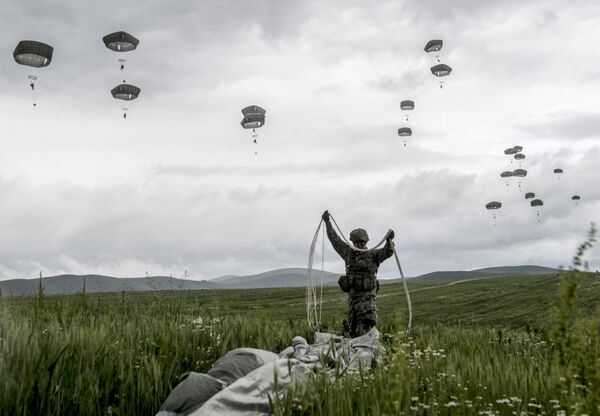 Paraquedistas da KFOR (missão da OTAN no Kosovo) perto da aldeia de Ramjan em 27 de maio de 2015. - Sputnik Brasil