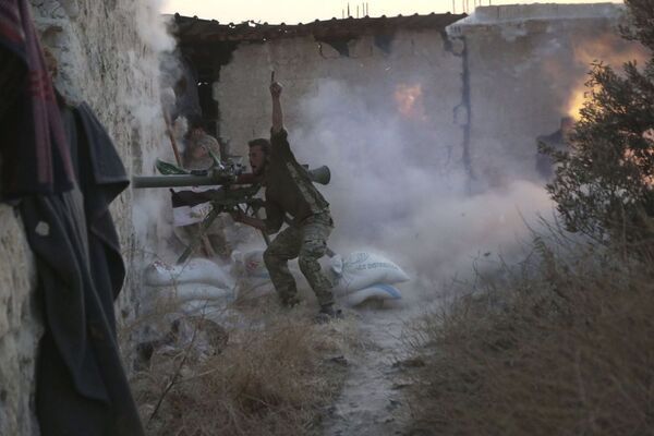 Rebelde sírio dispara contra as forças leais ao presidente da Síria, Bashar Assad, em 23 de maio de 2015. - Sputnik Brasil