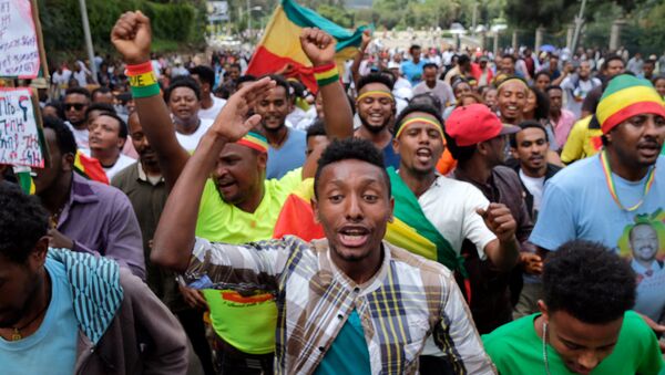 Etíopes entoam slogans durante uma manifestação em apoio ao novo primeiro-ministro Abiy Ahmed em Addis Abeba - Sputnik Brasil