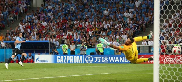 Cavani observa seu segundo gol. - Sputnik Brasil
