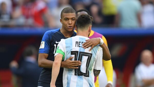 France's Kylian Mbappe, left, comforts Argentina's Lionel Messi after France's 4:3 victory in the World Cup Round of 16 soccer match between France and Argentina, at the Kazan Arena, in Kazan, Russia, June 30, 2018 - Sputnik Brasil