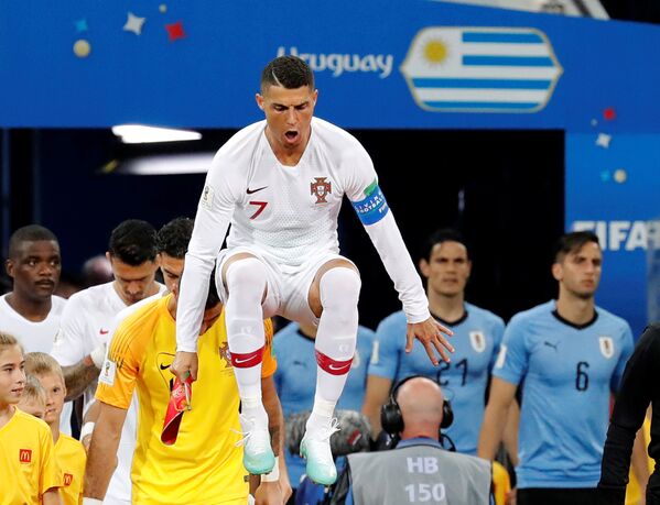 Cristiano Ronaldo entrando em campo para partida contra o Uruguai. - Sputnik Brasil