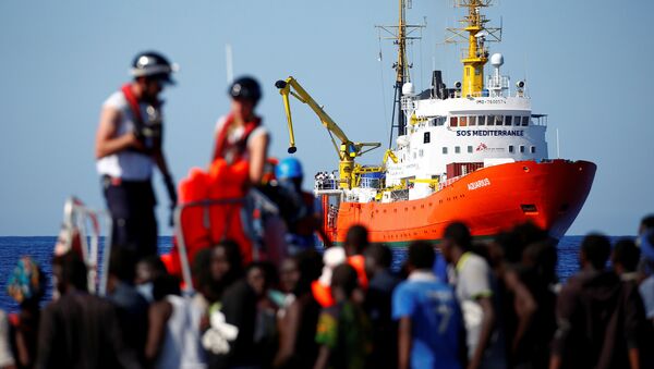 O navio Aquarius ao fundo enquanto imigrantes são resgatados pela organização SOS mediterrâneo. Foto de 14 de setembro de 2017. - Sputnik Brasil