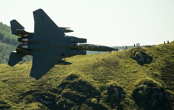 Caça norte-americano F-15 sobrevoa campos nos arredores de Dolgellau, no norte do País de Gales - Sputnik Brasil