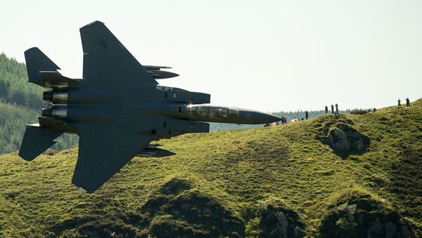 Caça norte-americano F-15 sobrevoa campos nos arredores de Dolgellau, no norte do País de Gales - Sputnik Brasil