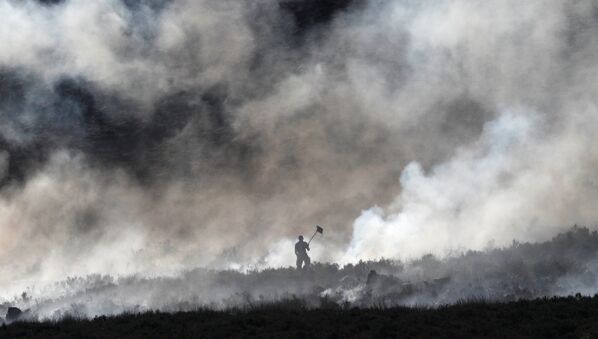 Extinção de fogo em um pântano situado em Carrwood, Reino Unido - Sputnik Brasil