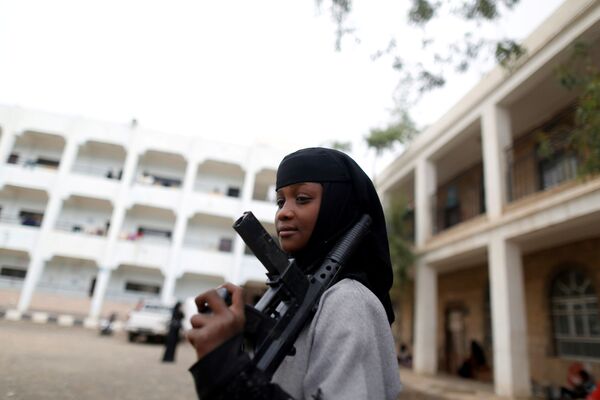 Menina deslocada da zona de combates na cidade de Hodeida, situada no mar Vermelho, posa com uma arma de brinquedo na cidade de Sanaa, Iêmen - Sputnik Brasil