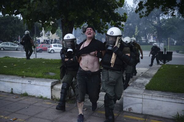 Policiais detêm um manifestante que participava de protestos na cidade de Salonica, Grécia - Sputnik Brasil