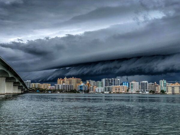 Forte tempestade cobre a cidade de Sarasota, estado norte-americano da Flórida - Sputnik Brasil