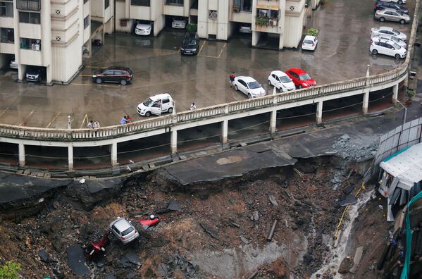 Estacionamento destruído em resultado de chuvas fortes em Mumbai - Sputnik Brasil