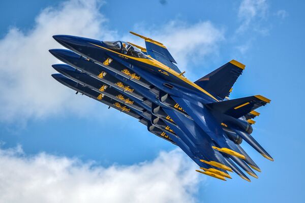 A Esquadrilha de Acrobacia Aérea da Marinha dos EUA, popularmente conhecida como Blue Angels (Anjos Azuis), apresenta-se no âmbito do salão de aviação em Dayton, Ohio - Sputnik Brasil