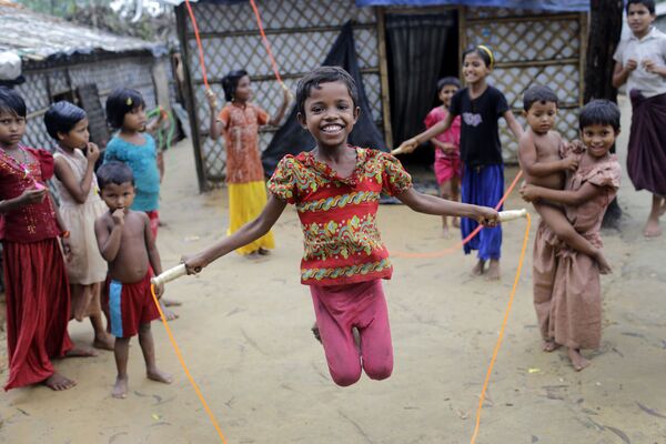 Meninos rohingya brincam com corda no campo de refugiados em Kutupalong, Bangladesh - Sputnik Brasil