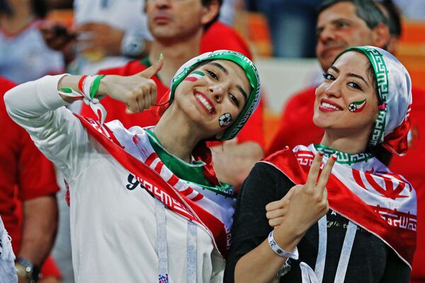 Torcedoras da Seleção Iraniana assistem à partida da fase de grupos contra a Seleção Portuguesa, Copa do Mundo de 2018 - Sputnik Brasil