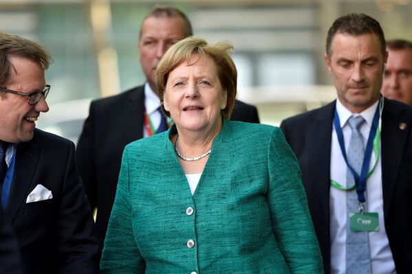 Chanceler alemã Angela Merkel assiste à reunião do Partido Popular Europeu na véspera da Cúpula da União Europeia em Bruxelas, Bélgica - Sputnik Brasil