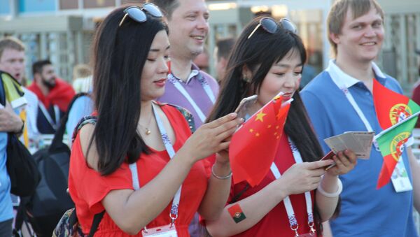Torcedores chineses da Seleção Portuguesa antes do jogo Portugal-Uruguai, em Sochi, em 30 de junho de 2018 - Sputnik Brasil