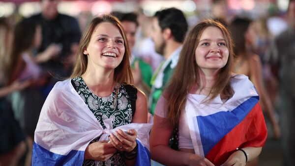 Torceras russas festejando em Moscou a classificação da seleção nacional para as quartas de final da Copa do Mundo - Sputnik Brasil