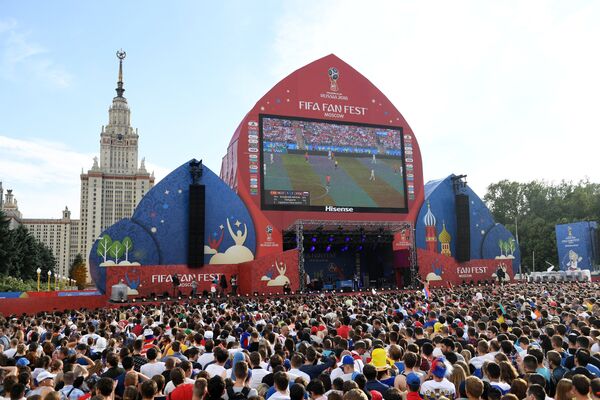 Torcedores na FIFA FAN FEST, em Moscou, para acompanhar Rússia x Espanha, pelas oitavas de final da Copa do Mundo 2018 - Sputnik Brasil